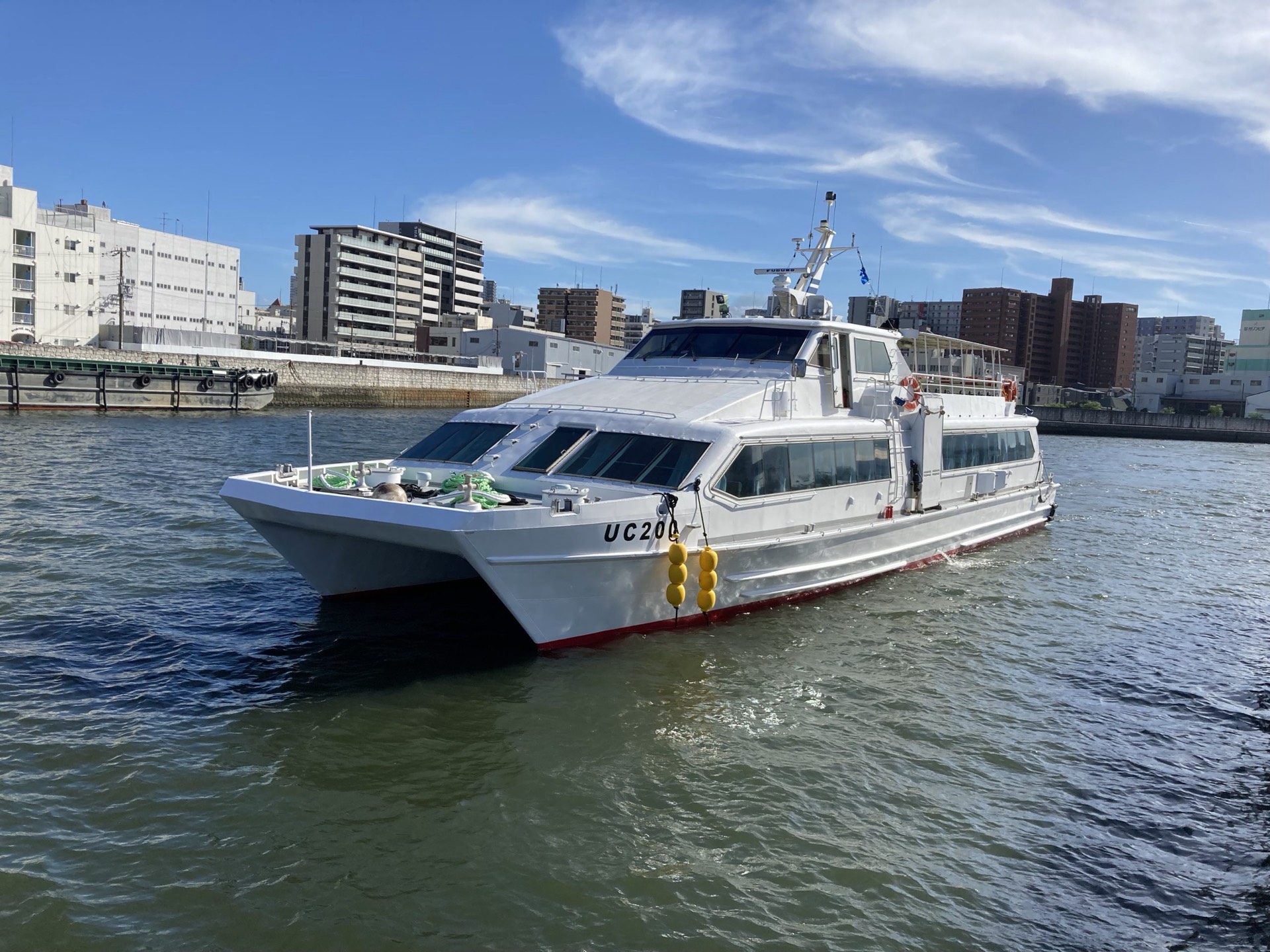 大阪の水辺を進む高速船 UC200
